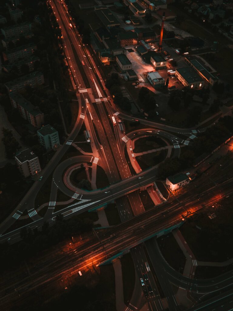 Skrzyżowanie ulic w nocy z lotu ptaka