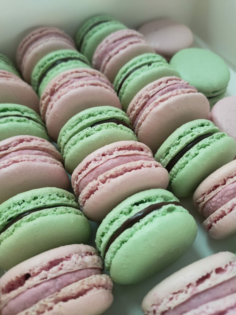 Różowe i zielone ciastka