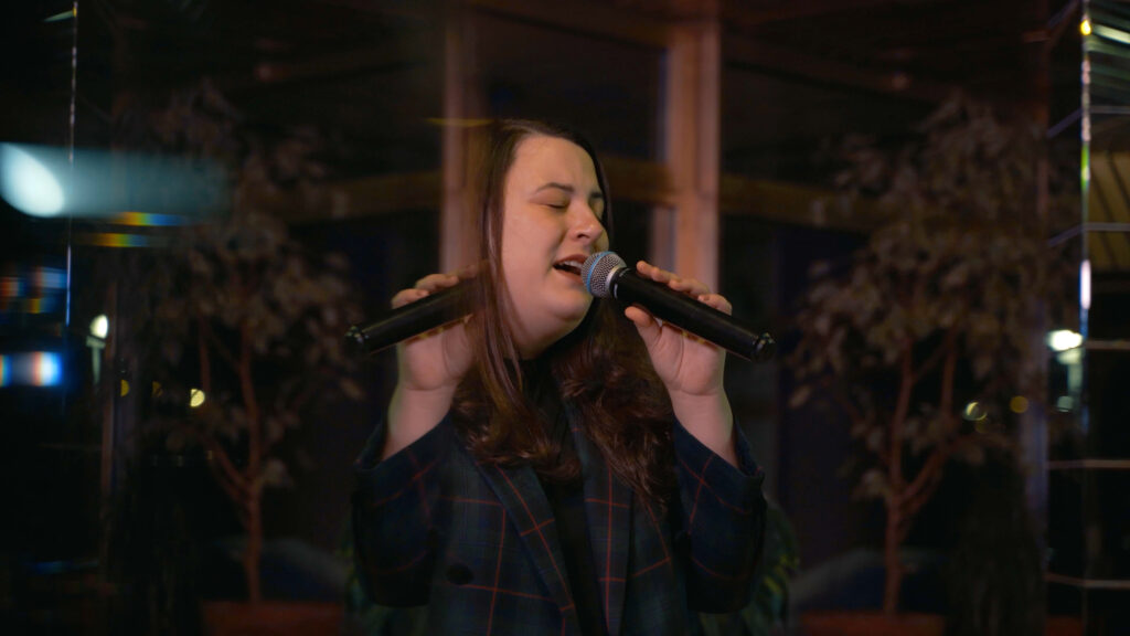 Dziewczyna śpiewająca do mikrofonu